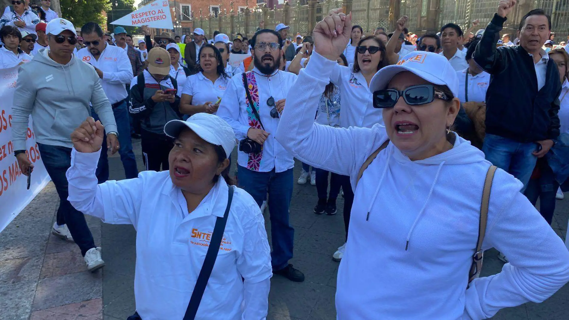 Maestros de Puebla alzan la voz contra la violencia que han sufrido sus compañeros 